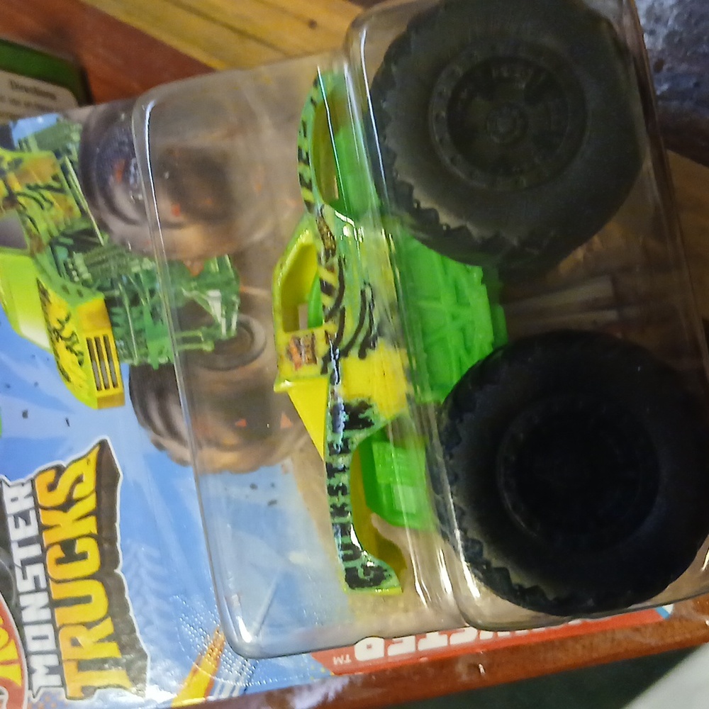 Hot Wheels Monster Trucks Gunkster - Green and Black 1/72